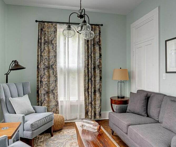 스위트, Historic Birch Lodge And Motel