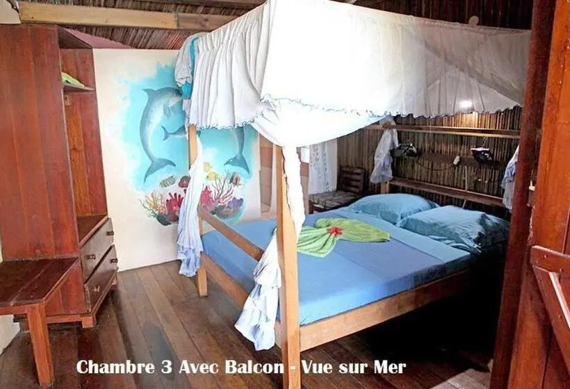 اتاق لوکس با بالکن و چشم‌انداز دریا, Chez Yolande