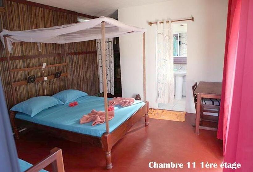 اتاق استاندارد سه تخته با بالکن, Chez Yolande