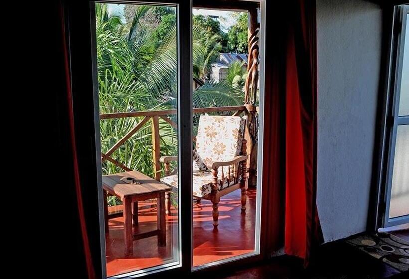 اتاق استاندارد سه تخته با بالکن, Chez Yolande