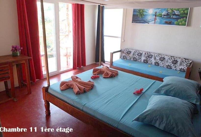 اتاق استاندارد سه تخته با بالکن, Chez Yolande