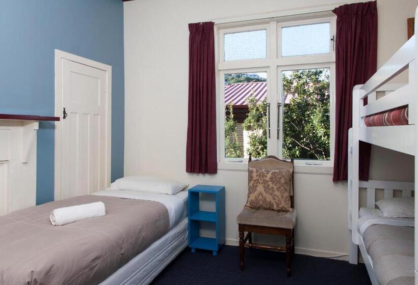 共用房间的床, Moana Lodge