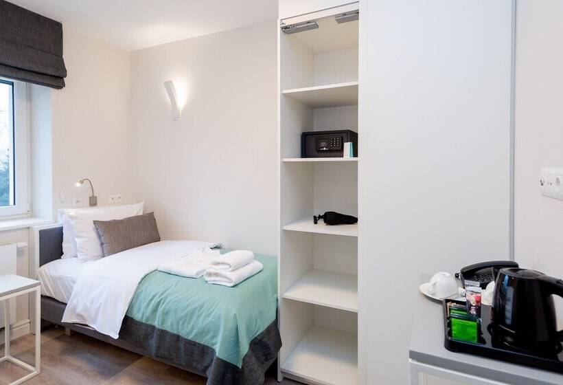 غرفة قياسية, Pałac Komierowo