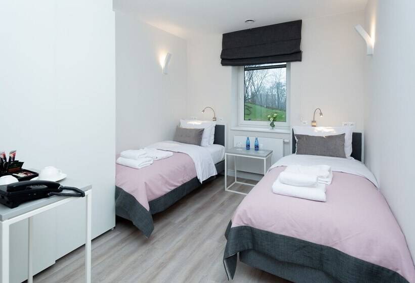 غرفة قياسية, Pałac Komierowo