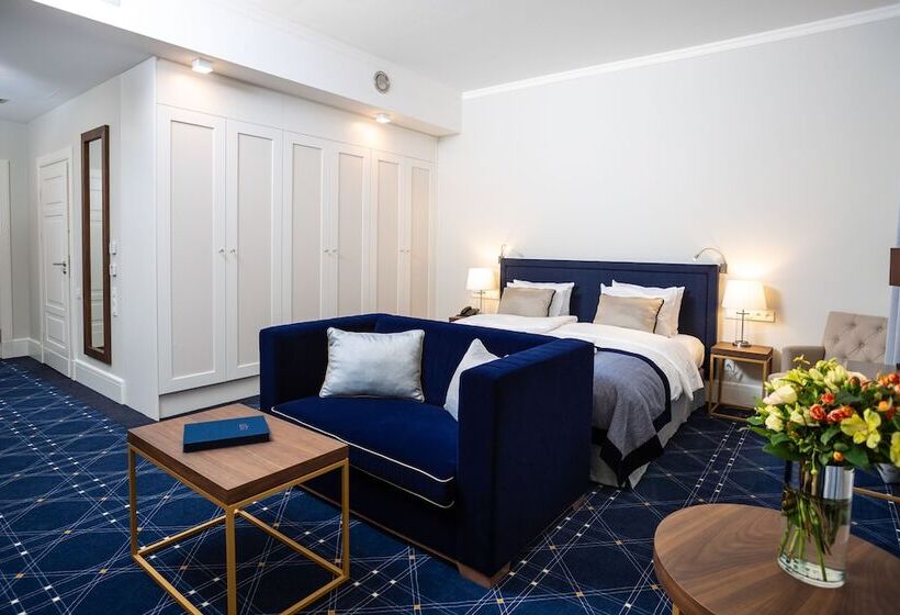 غرفة سوبيريور, Pałac Komierowo