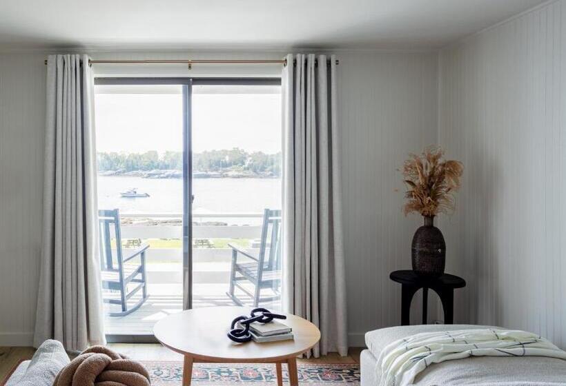 اتاق لوکس با بالکن و چشم‌انداز دریا, Bluebird Ocean Point Inn