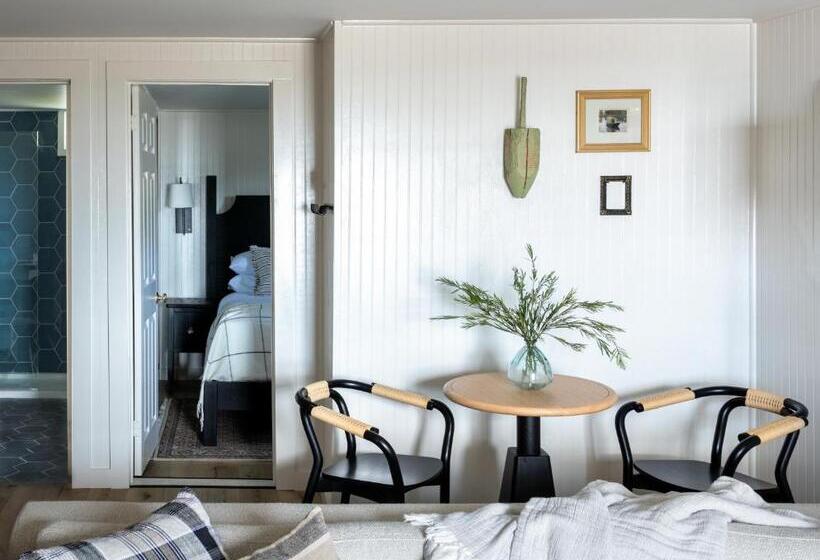 سوییت با چشم‌انداز دریا, Bluebird Ocean Point Inn