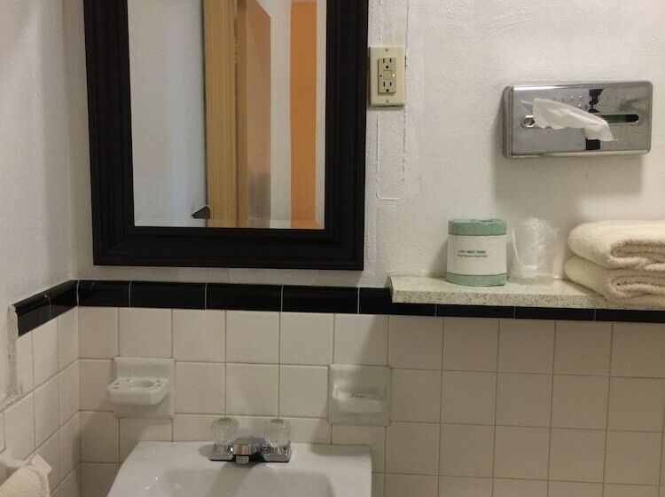 غرفه قياسيه سريرين مزدوجين, Old Kentucky Home Motel