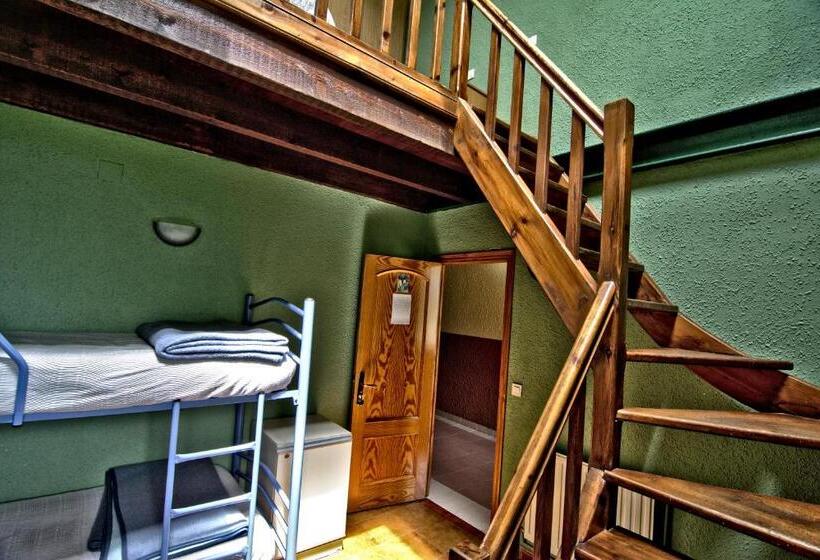 غرفة قياسية رباعية مزودة بشُرفة, Albergue Juvenil De Bustiello