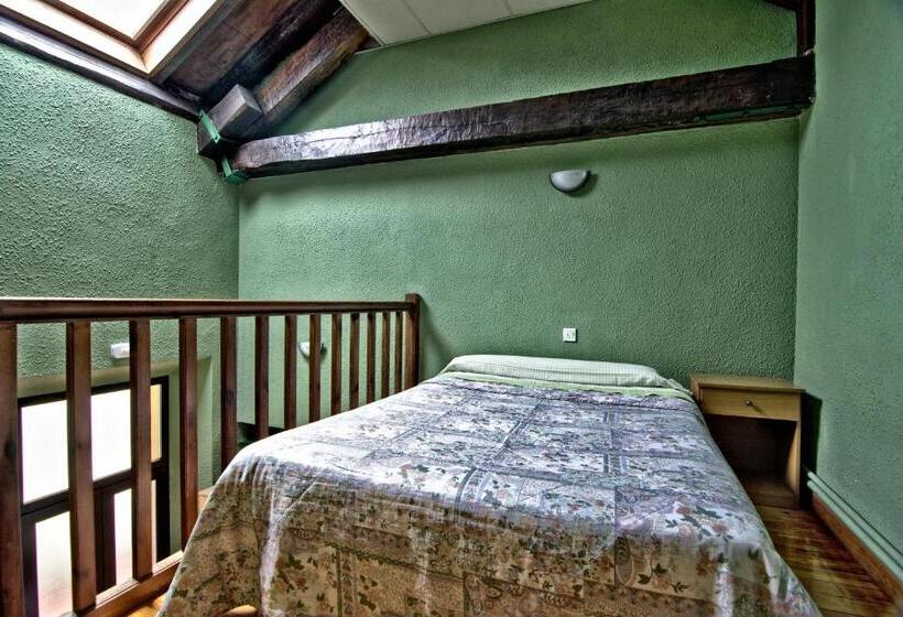 Четырехместный Номер Стандарт с Балконом, Albergue Juvenil De Bustiello