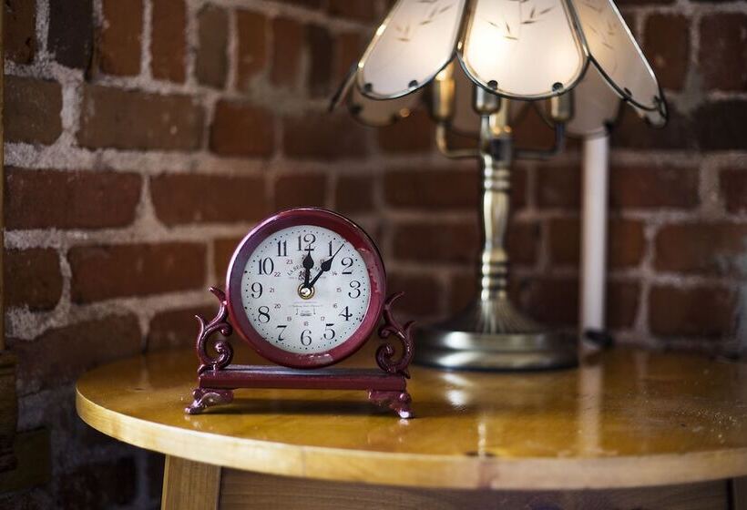 غرفة ديلوكس, The Victor