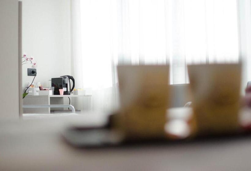 اتاق استاندارد سه نفره, Varese Comfort