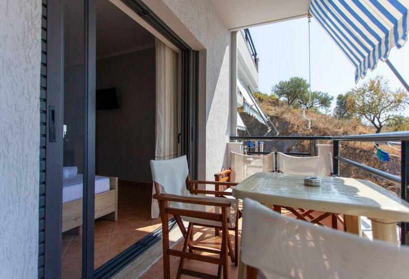 חדר לארבעה סטנדרטי עם מרפסת, Toni Retzo Rooms