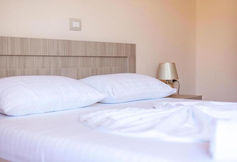 דירת חדר, Toni Retzo Rooms