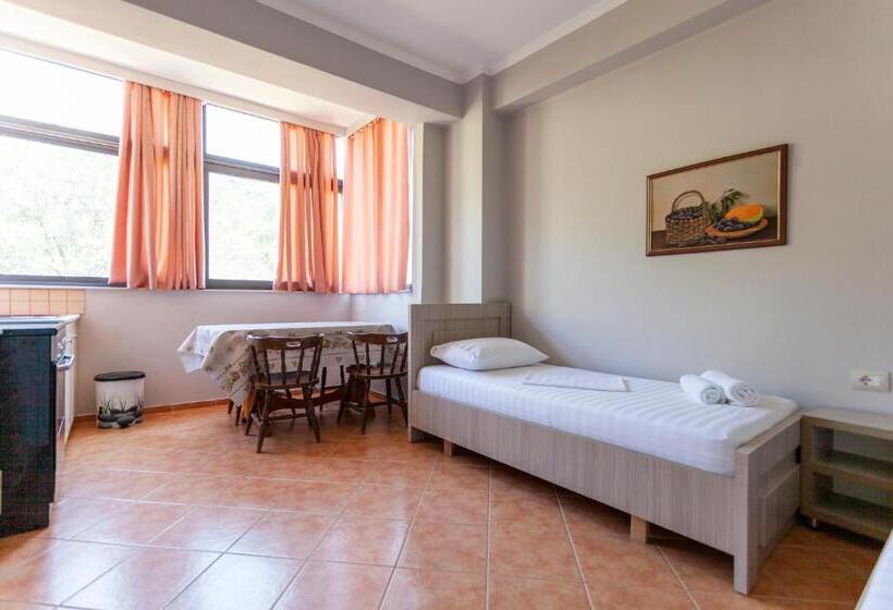 דירת חדר, Toni Retzo Rooms