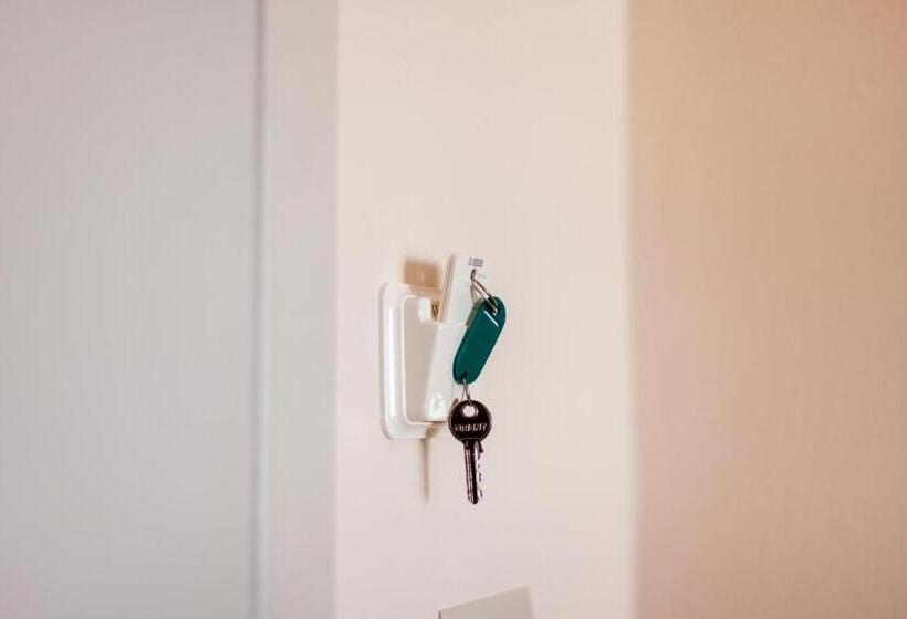 חדר קלאסי לשלושה, Toni Retzo Rooms