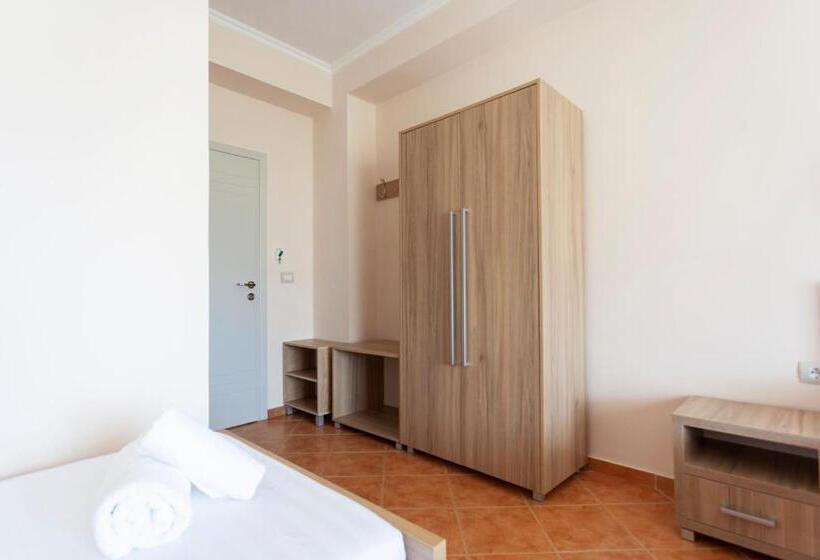 חדר קלאסי לשלושה, Toni Retzo Rooms