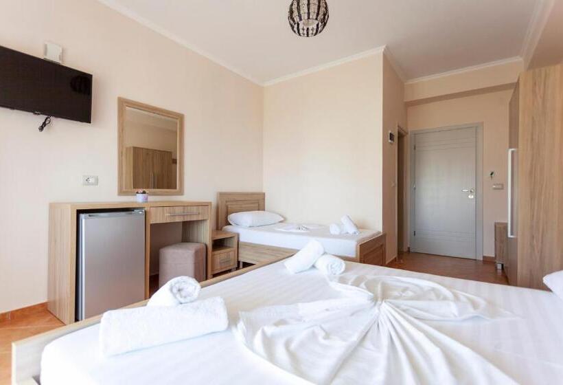 חדר קלאסי לשלושה, Toni Retzo Rooms