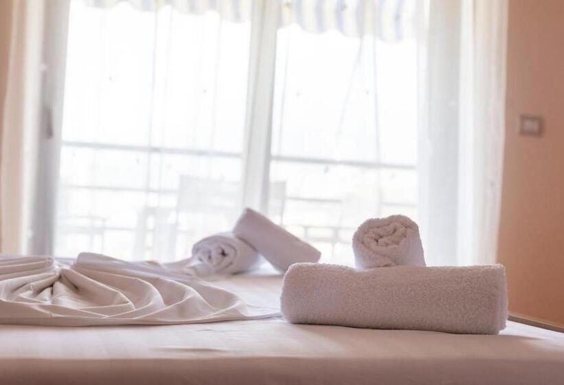 חדר קלאסי לשלושה, Toni Retzo Rooms