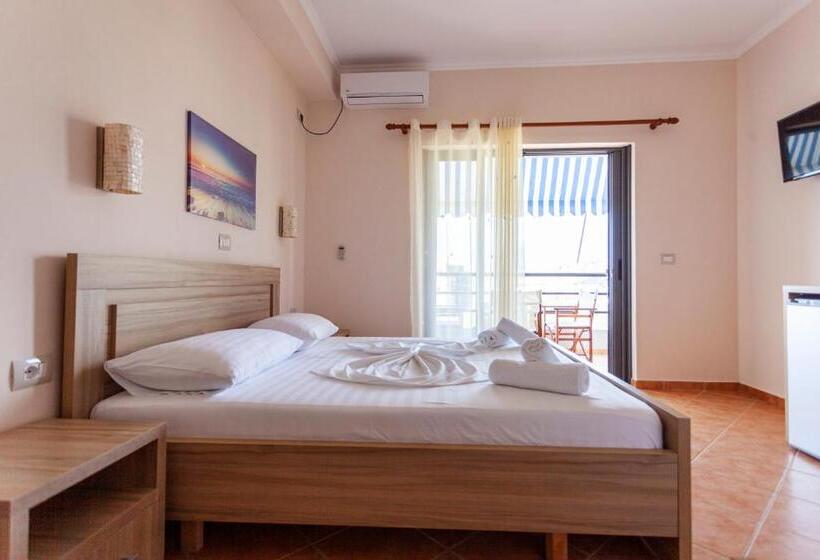 חדר קלאסי לשלושה, Toni Retzo Rooms