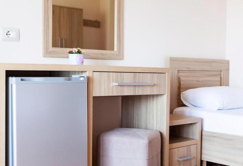 חדר קלאסי לשלושה, Toni Retzo Rooms