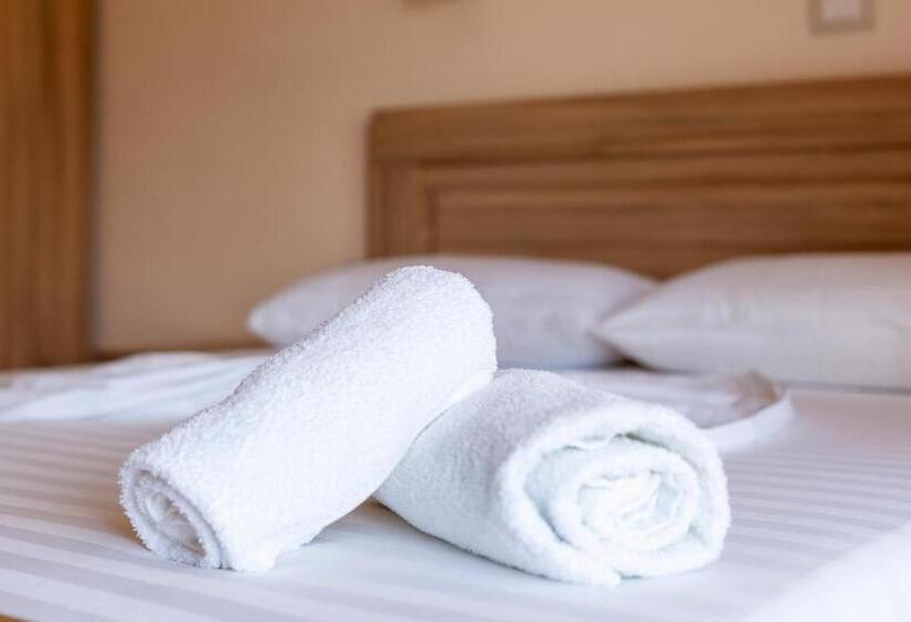 חדר קלאסי לשלושה, Toni Retzo Rooms