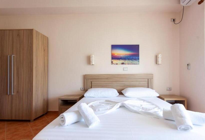 חדר קלאסי לשלושה, Toni Retzo Rooms