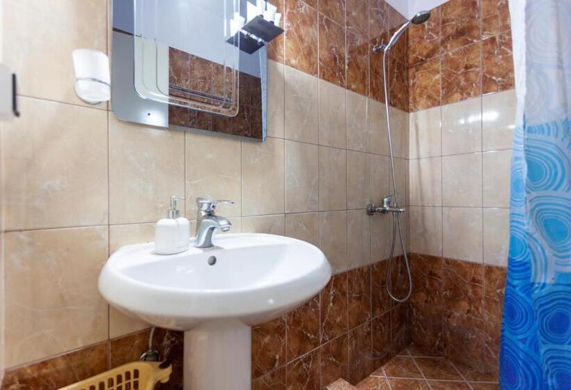 חדר לארבעה סטנדרטי עם מרפסת, Toni Retzo Rooms