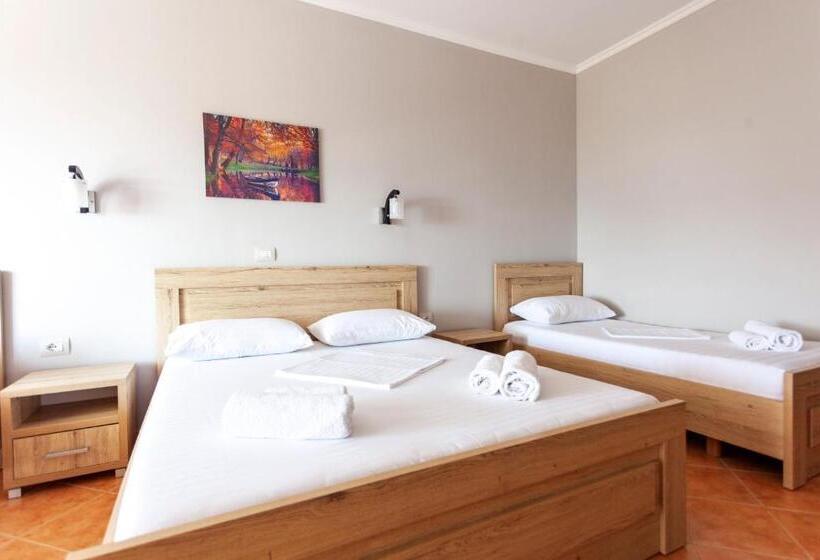 חדר לארבעה סטנדרטי עם מרפסת, Toni Retzo Rooms