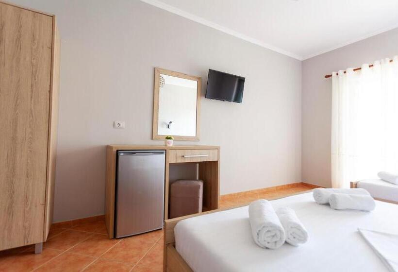 חדר לארבעה סטנדרטי עם מרפסת, Toni Retzo Rooms