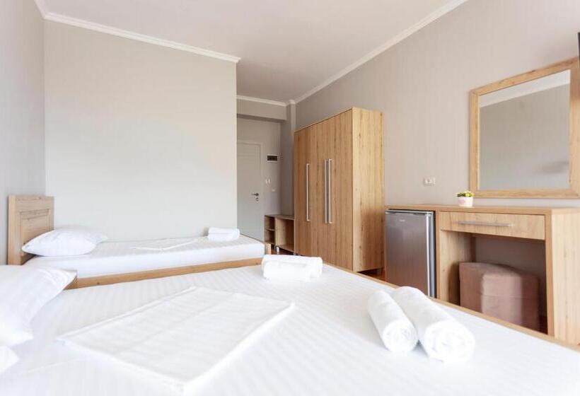 חדר לארבעה סטנדרטי עם מרפסת, Toni Retzo Rooms