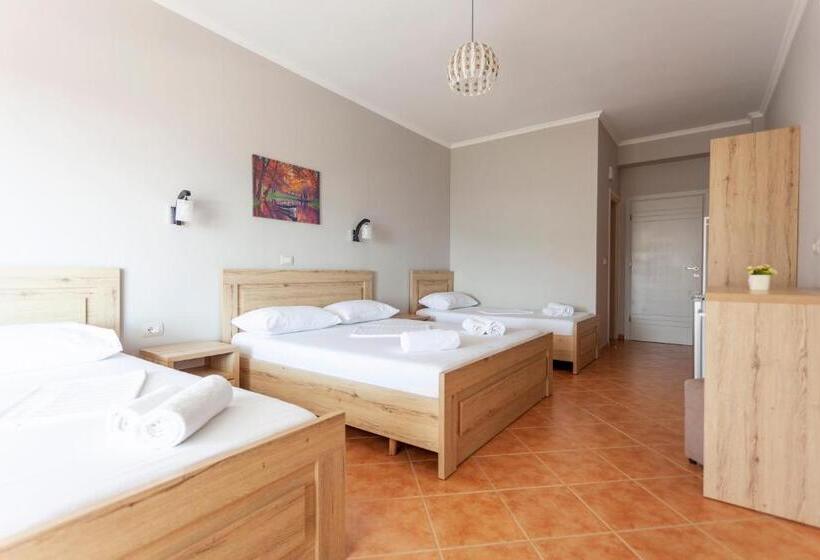 חדר לארבעה סטנדרטי עם מרפסת, Toni Retzo Rooms