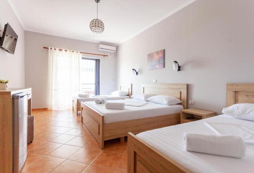 חדר לארבעה סטנדרטי עם מרפסת, Toni Retzo Rooms