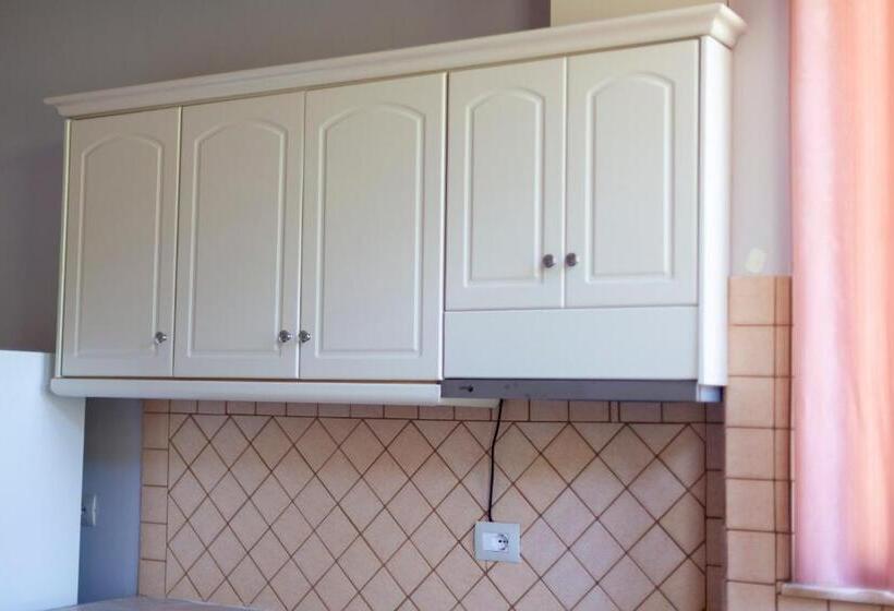 דירת חדר, Toni Retzo Rooms