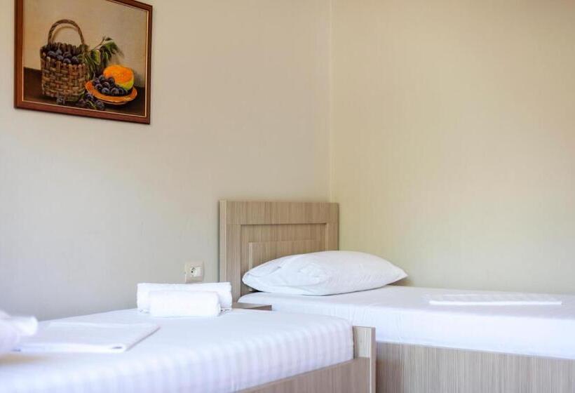 דירת חדר, Toni Retzo Rooms