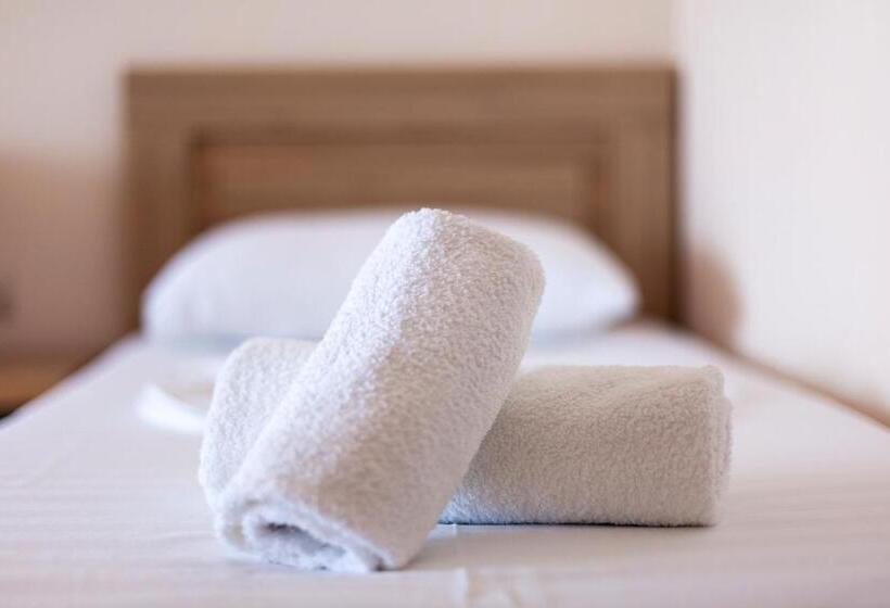 חדר קלאסי לשלושה, Toni Retzo Rooms