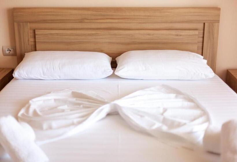 חדר קלאסי לשלושה, Toni Retzo Rooms