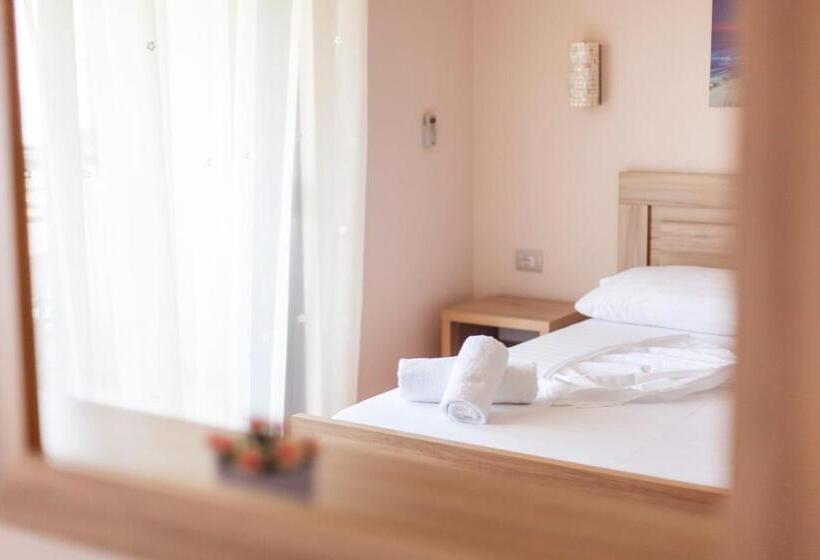 חדר קלאסי לשלושה, Toni Retzo Rooms