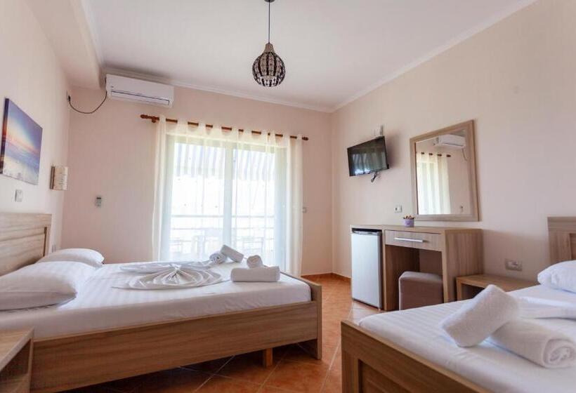 חדר קלאסי לשלושה, Toni Retzo Rooms