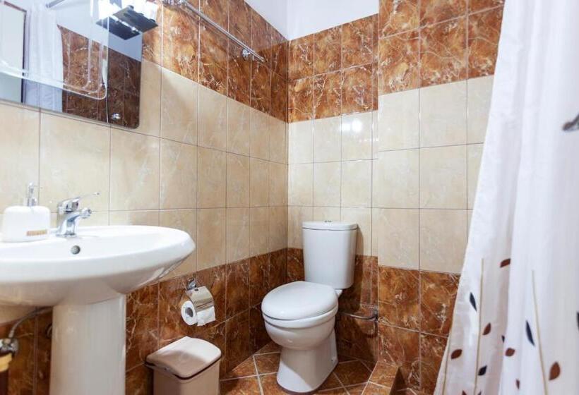 חדר קלאסי לשלושה, Toni Retzo Rooms