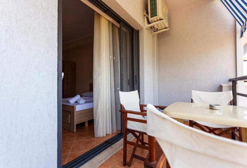 חדר קלאסי לשלושה, Toni Retzo Rooms