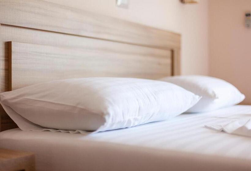 חדר קלאסי לשלושה, Toni Retzo Rooms