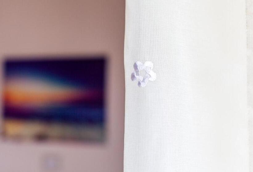 חדר קלאסי לשלושה, Toni Retzo Rooms