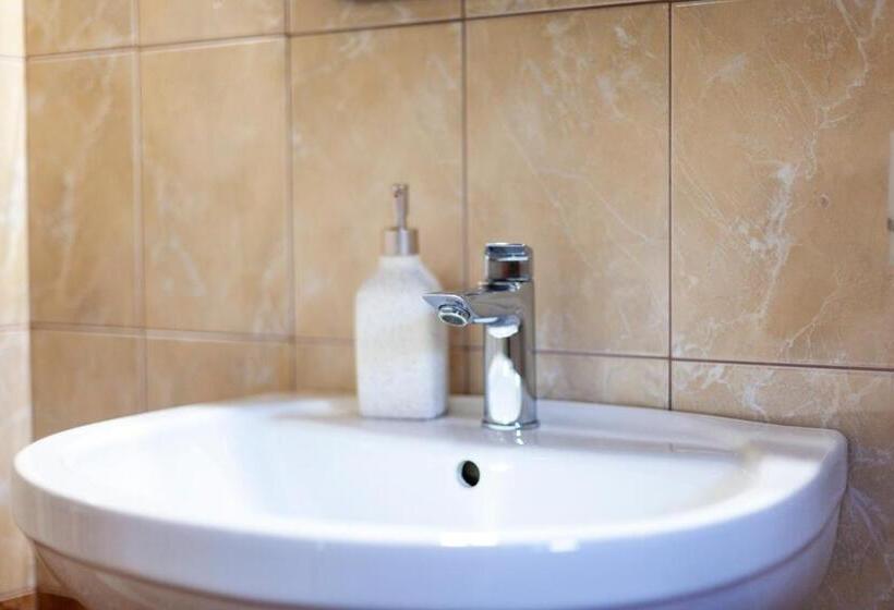 חדר קומפורט לשלושה, Toni Retzo Rooms