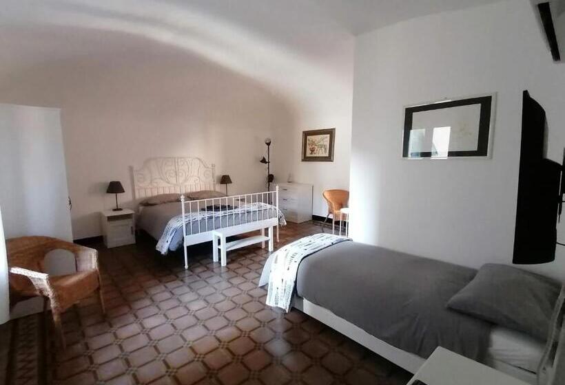 شقة غرفة واحدة, Q.b. Osteria