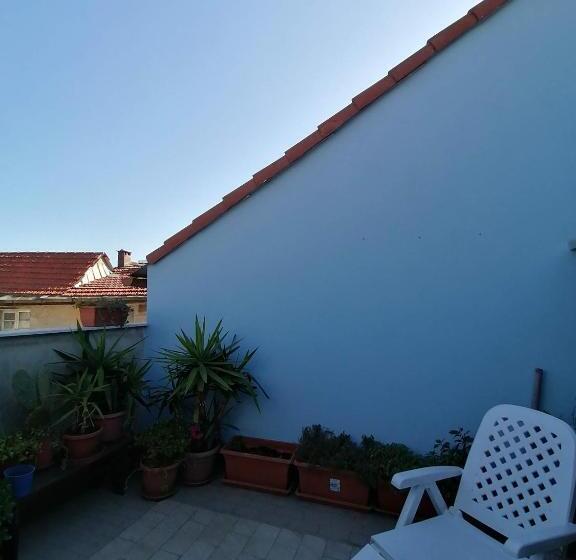 شقة غرفة واحدة, Q.b. Osteria