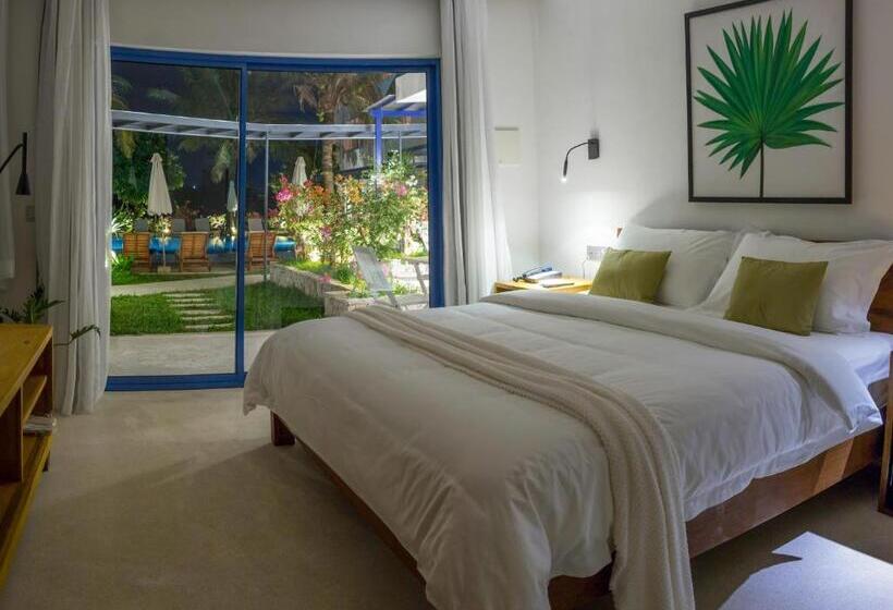 غرفة ديلوكس مطلة على حمام السباحة, The B Resort