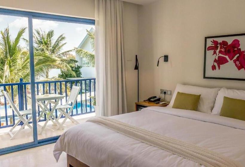 غرفة ديلوكس مطلة على حمام السباحة, The B Resort