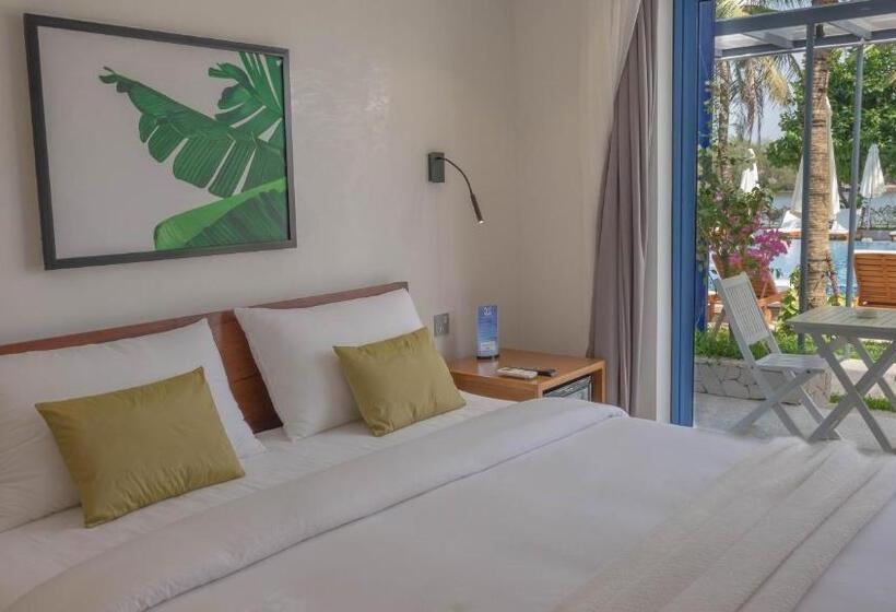 غرفة ديلوكس مطلة على حمام السباحة, The B Resort