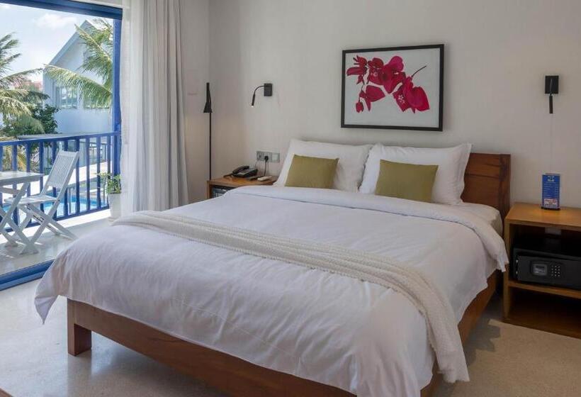 غرفة ديلوكس مطلة على حمام السباحة, The B Resort